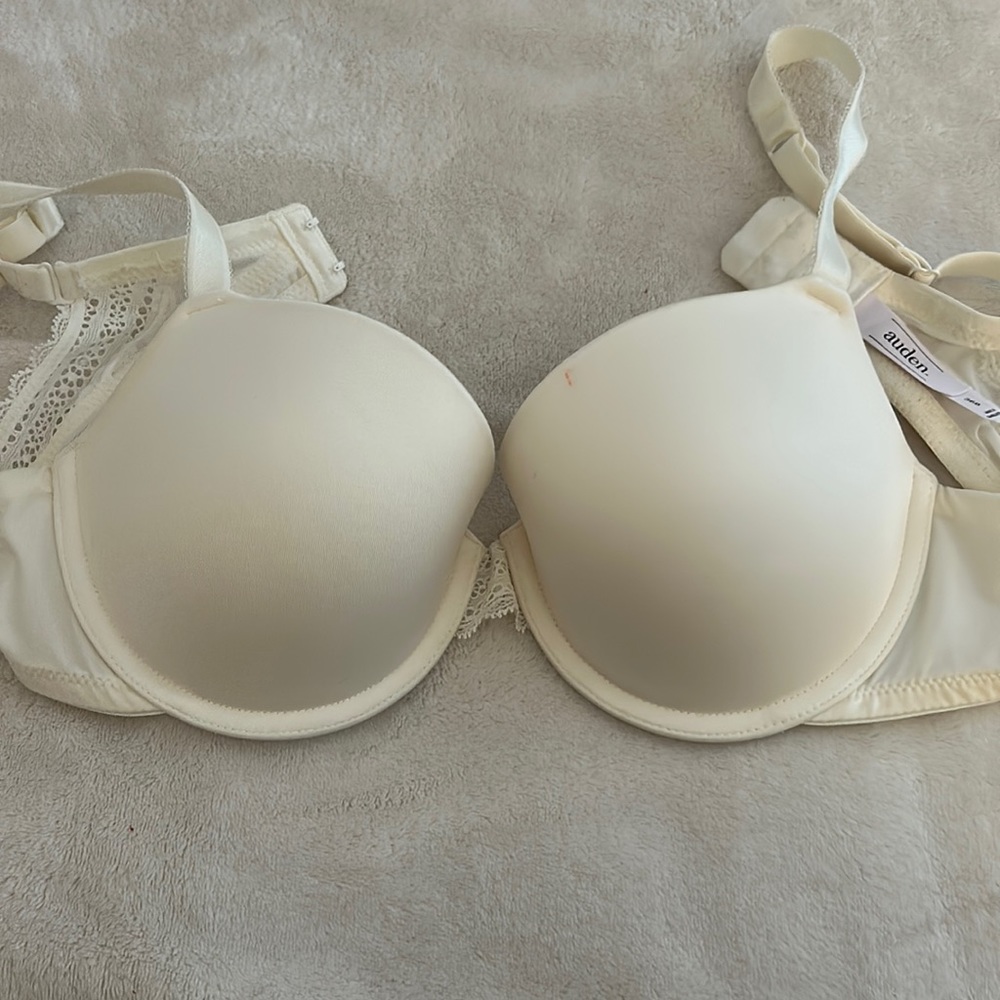 Cream push up bra with lace accents